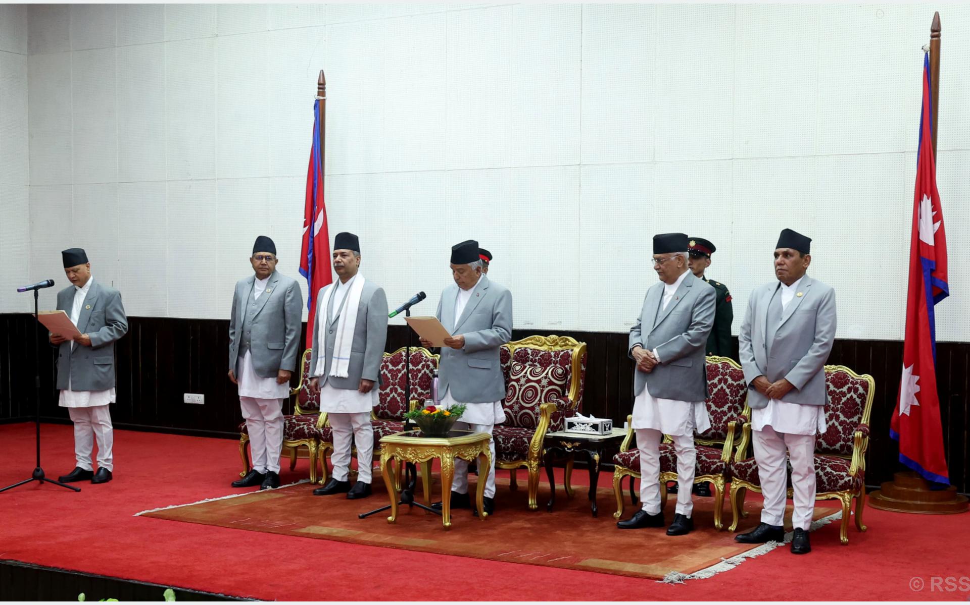 नवनियुक्त शिक्षा मन्त्री रघुजी पन्त राष्ट्रपतिपाखें सपथ ग्रहण यानादिसें ।